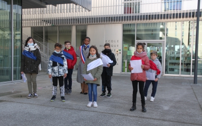 Les enfants qui ont répété la Marseillaise avec Jeanick Solitude, maire-adjointe délégué à l'enfance et la scolarité