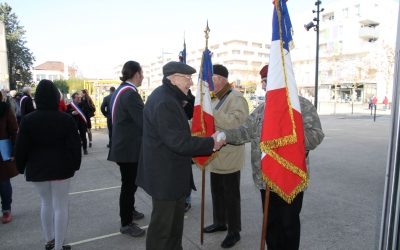 Le maire, Pierre Barros, salue les porte-drapeaux